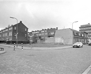 880577 Gezicht op het braakliggende terrein op de hoek van de Engelen van Pijlsweerstraat (links) en de Oude ...